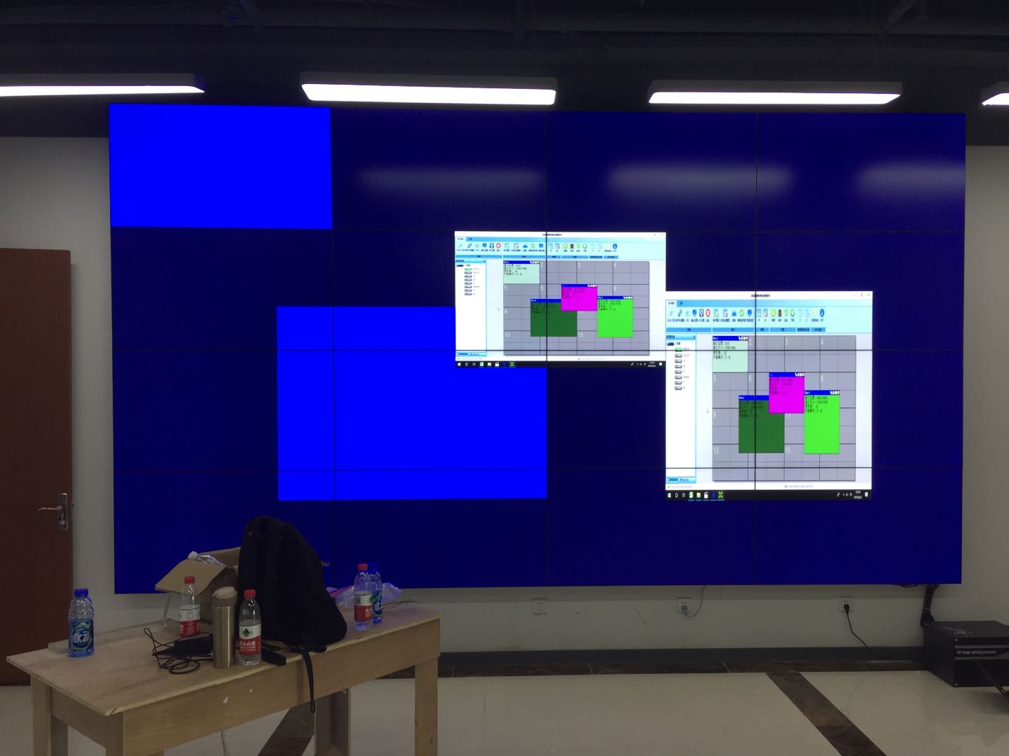  河南液晶拼接屏55寸4×4壁挂前维护支架应用于大学新技术展厅！
